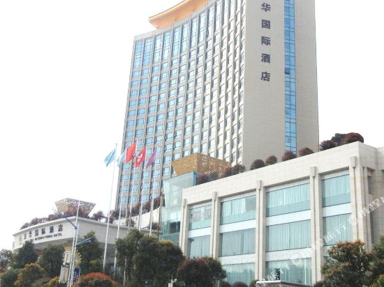 桂陽萬華（huá）酒店大堂水晶燈清洗工程案例清洗（xǐ）選擇家（jiā）美保潔